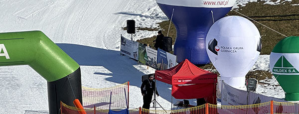 Zawody narciarskie branży górniczej w slalomie gigancie.